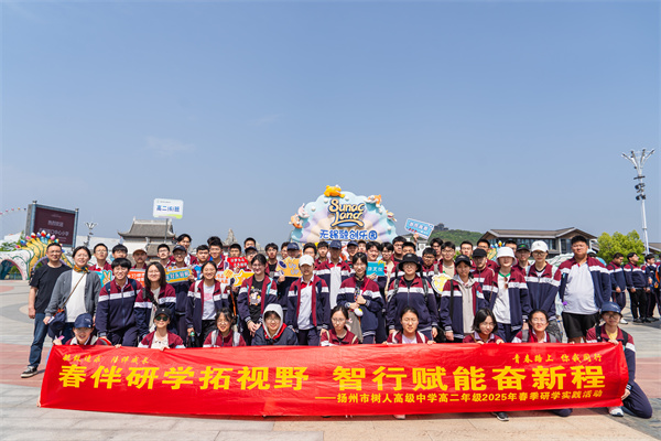 融創(chuàng)集體照6.jpg
