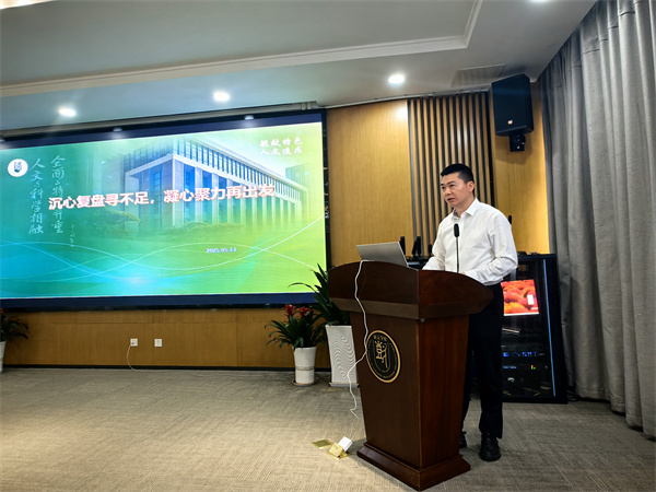 班主任代表顏俊發(fā)言.jpg