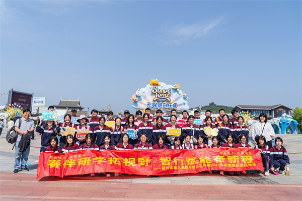 融創(chuàng)集體照3.jpg