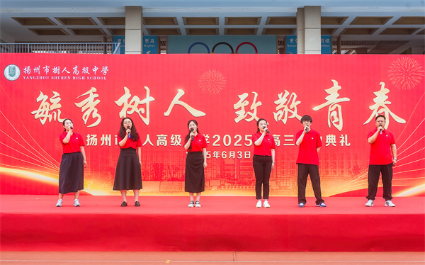 高三教師演唱《一路生花》.jpg