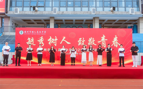 家長代表送祝福1.jpg