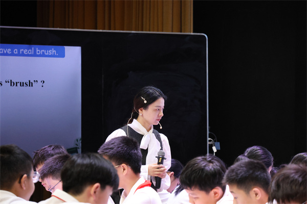 邗江區(qū)楊壽學(xué)校劉靜嫻老師上課風(fēng)采.jpg