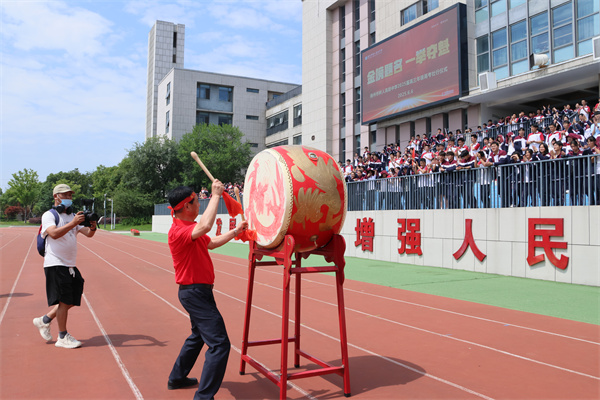 朱校長擂鼓出征.jpg