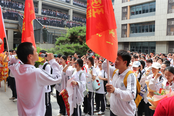 高三年級全體學生喊出口號.jpg