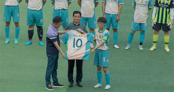 向朱云峰副校長(zhǎng)贈(zèng)送球衣.jpg