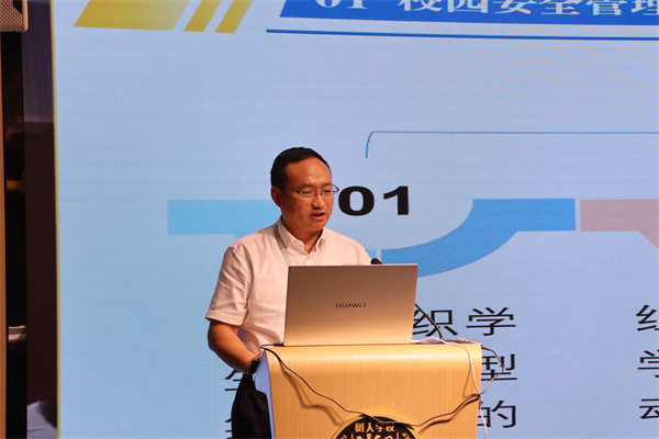 徐建副校長(zhǎng)布置校園安全工作.jpg