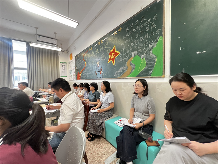 姜亞芹校區(qū)校長和初三語文組全體.jpg