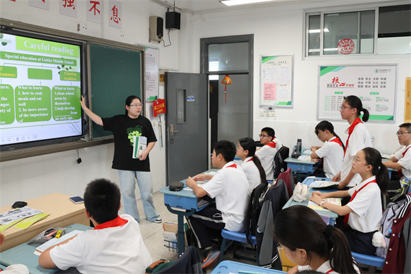 初中英語(yǔ)組：孫玥老師上課.jpg