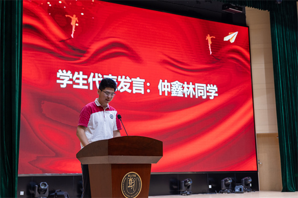 學生代表仲鑫林發(fā)言.jpg