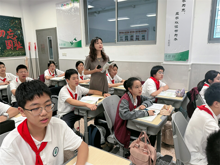 與學(xué)生互動.png