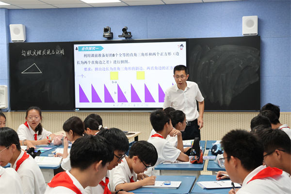 數(shù)學(xué)組：王久江老師上課（初中）.jpg