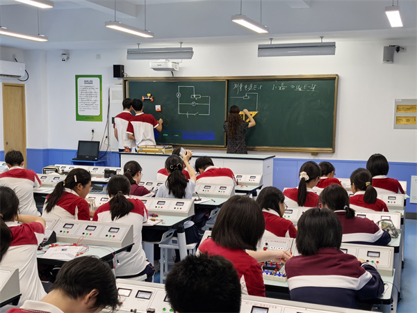 物理組：學(xué)生分組實驗.jpg