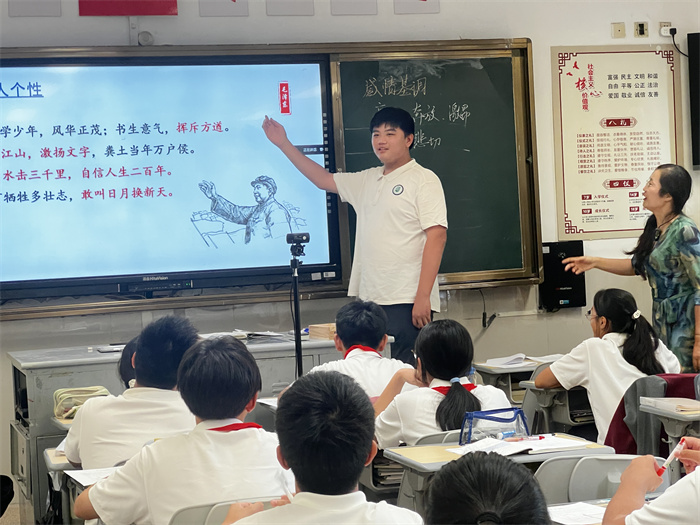 學(xué)生朗讀.jpg
