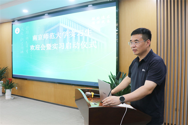 指導(dǎo)老師代表教務(wù)處副主任陳瑞飛發(fā)言.jpg