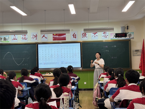 地理組：陳華琪老師上課.jpg