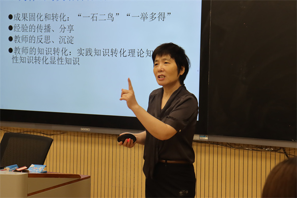 初中英語(yǔ)組：俞紅珍教授做專題講座.jpg
