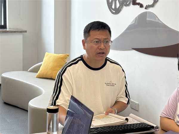 殷宏老師發(fā)言交流.jpg