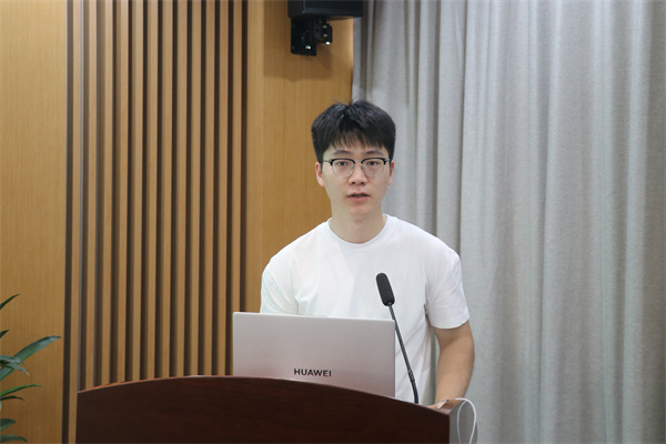 實(shí)習(xí)生代表王志杰發(fā)言.jpg