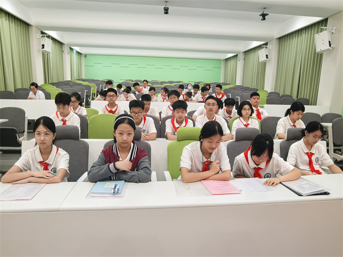 各班衛(wèi)生員認(rèn)真參培.jpg