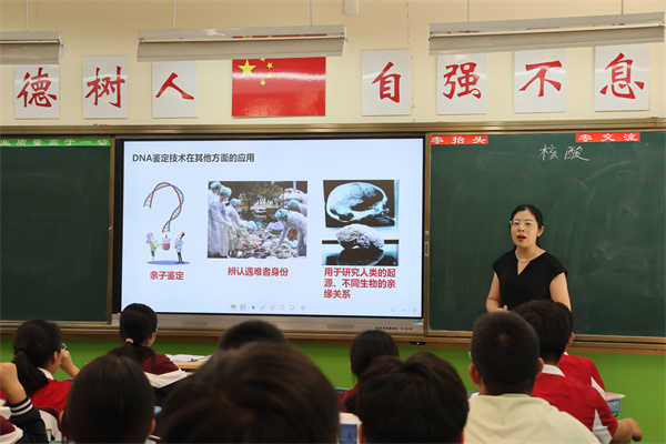 化學(xué)生物組：李任老師上課.jpg