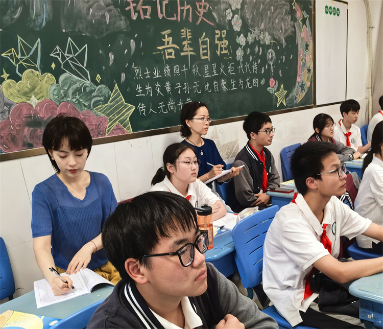 組內(nèi)老師聽課.jpg