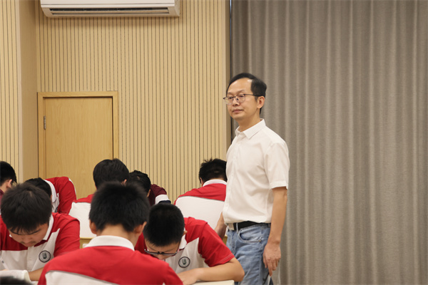 數(shù)學(xué)組：顧福勇老師上課（高中）.jpg