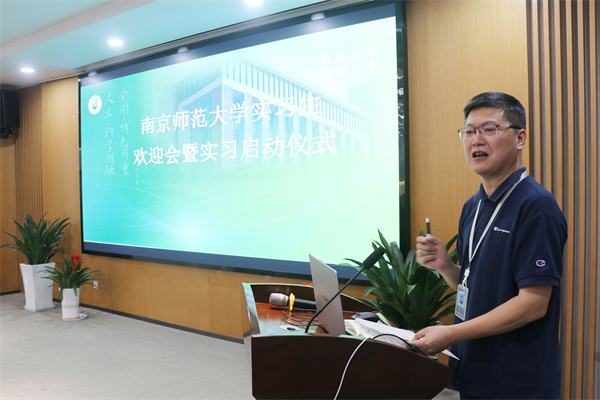 程志華副校長(zhǎng)主持并致歡迎辭.jpg